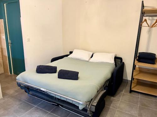 Postel nebo postele na pokoji v ubytování Chaleureux Studio Centre Ville