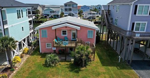 une vue aérienne sur une maison dans un quartier résidentiel dans l'établissement Changes In Latitude home, à Holden Beach