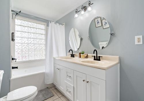 O baie la Spacious Homey Stay with Games, Gym, Near Downtown