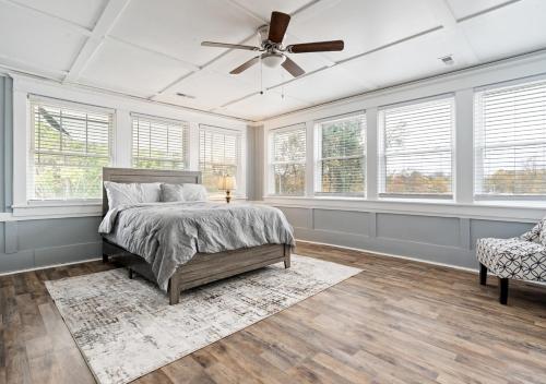 Un pat sau paturi într-o cameră la Spacious Homey Stay with Games, Gym, Near Downtown