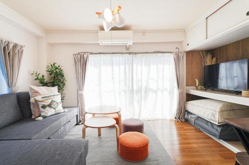 a small living room with a couch and a bed at Tomo House Yoyogi 301 - from 4 minutes station 代々木 301 駅から徒歩4分 in Tokyo