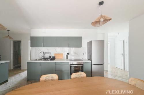 eine Küche mit Tisch und Stühlen in einem Zimmer in der Unterkunft Modern room in spacious T7 in Paris 20 in Paris