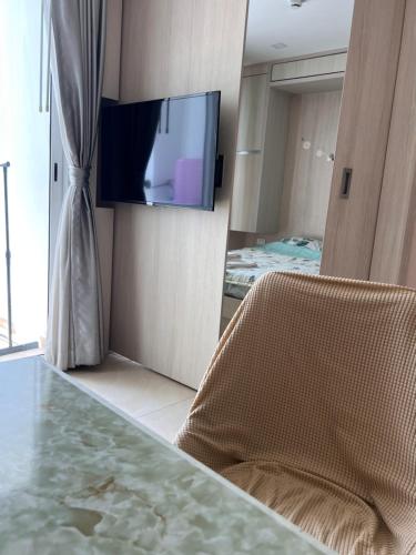 Et tv og/eller underholdning på City Garden Olympus condo with balcony washing machine