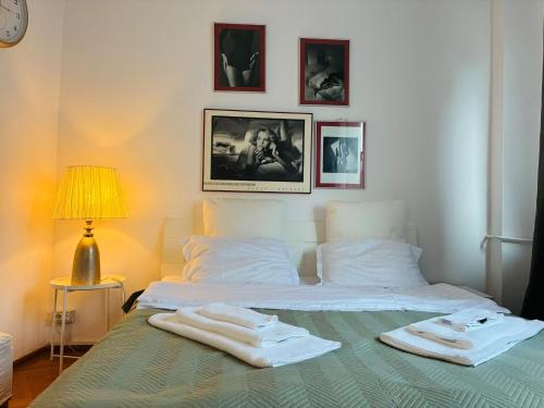 Postel nebo postele na pokoji v ubytování Imondo Suites