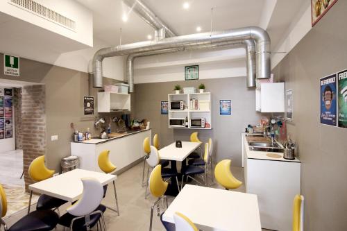 New Generation Hostel Rome Center tesisinde bir restoran veya yemek mekanı