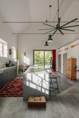 a kitchen and living room with a ceiling at LOFT Köveskál in Köveskál