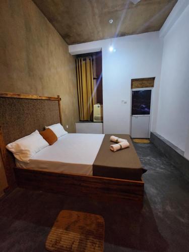 Un dormitorio con una cama con dos toallas encima. en Cinnamon Grove, en Udawalawe