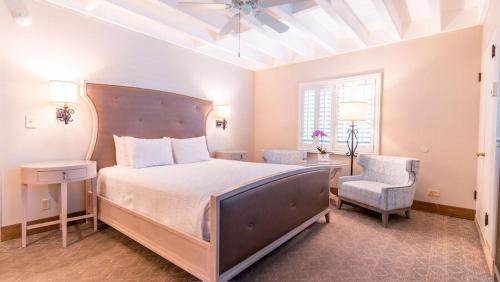 Ένα ή περισσότερα κρεβάτια σε δωμάτιο στο Normandy Inn