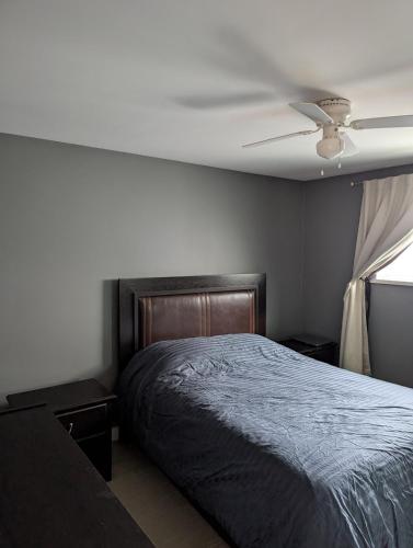 Postel nebo postele na pokoji v ubytování Cozy Quiet Space - Walking Amenities Nearby