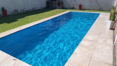 ein Swimmingpool mit blauem Wasser in einem Hof in der Unterkunft El Descanso in Concepción