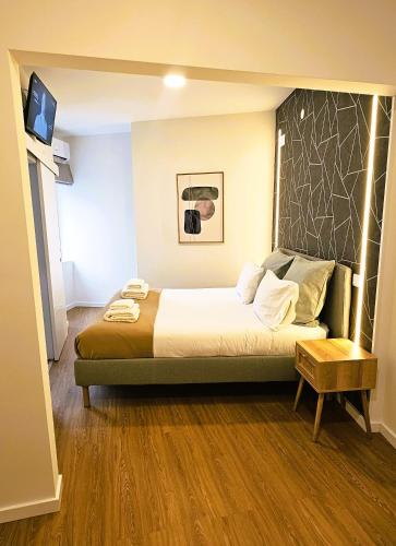 a hotel room with a bed and a tv at Je T'aime Solar São João in São João da Madeira