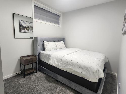 Voodi või voodid majutusasutuse Stylish furnished 2bedroom suite near YYC Airport toas