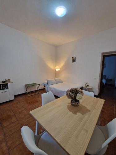 Foto Charming Home with Private Patio near Swiss Border and Transport - Daisy, Loggiadeifiori 4