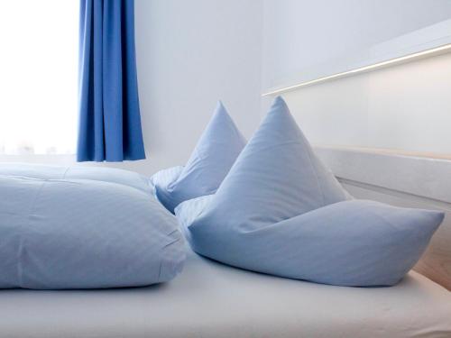 Postel nebo postele na pokoji v ubytování Ferienwohnung Kuprella 1 - mit Garten und privatem Seezugang in Nonnenhorn