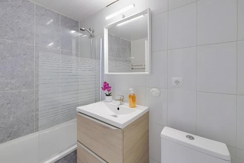 Et badeværelse på Pent House modern apartment