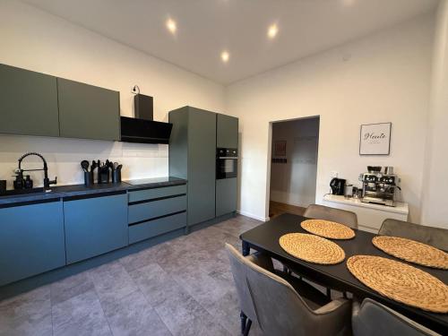 une cuisine avec une table et des chaises ainsi qu'une cuisine avec un comptoir dans l'établissement CasaDeMeme, à Sarrebruck