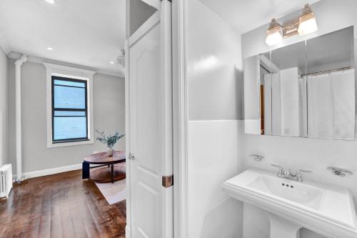 Vannituba majutusasutuses Gramercy Apartment - 3BR 2BA Modern Central