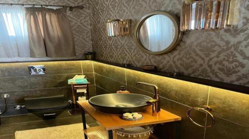 Sheikh ZayedBeverly Gardens Retreat- منتجع حدائق بيفرلي的浴室里有洗手池和镜子