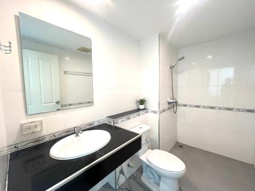 Vannituba majutusasutuses Bangsaray Beach Condo B421 บางเสร่ บีช