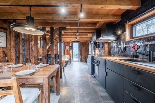 Kuchyň nebo kuchyňský kout v ubytování Chalet Etailya au coeur des pistes du Jaillet