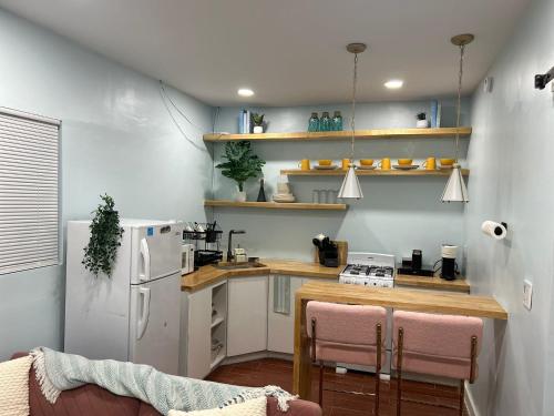 una cucina con un frigorifero bianco e un bancone di Verde Oasis a Nassau