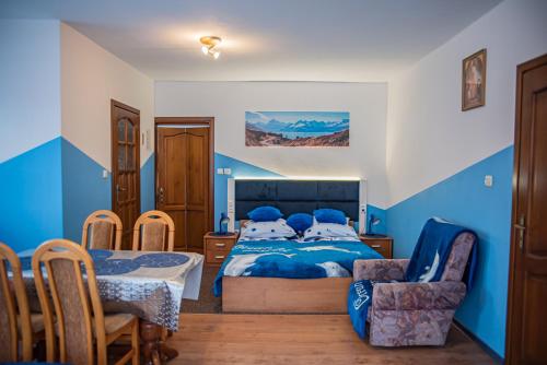 Wierchomla WielkaKwatery prywatne u Danusi的一间有一张床和两把椅子的卧室