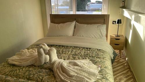 une personne allongée sur un lit dans une chambre dans l'établissement Elysium House, à Salamine