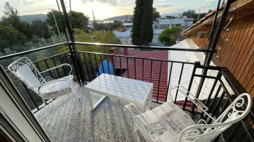 - un balcon avec une table et des chaises sur une terrasse couverte dans l'établissement Elysium House, à Salamine