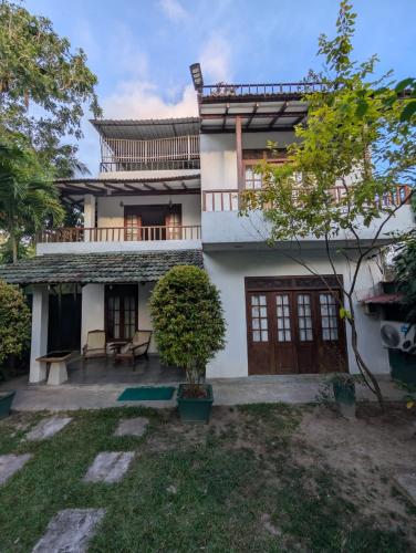 ein Haus mit einem Garten davor in der Unterkunft Andy Home Stay, Balapitiya in Balapitiya