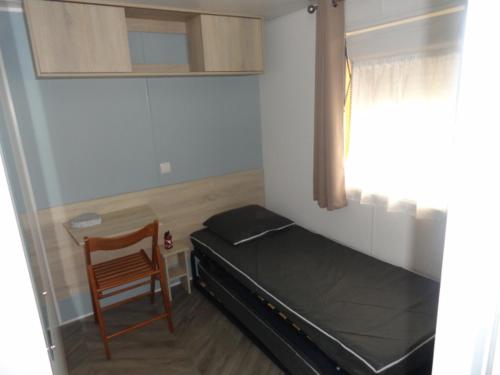 Ένα ή περισσότερα κρεβάτια σε δωμάτιο στο MOBIL HOME Frimousse