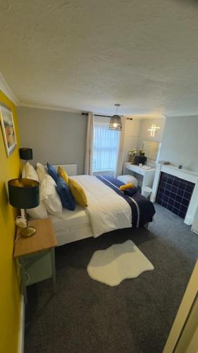 En eller flere senge i et værelse på Olivia's Cosy Cottage