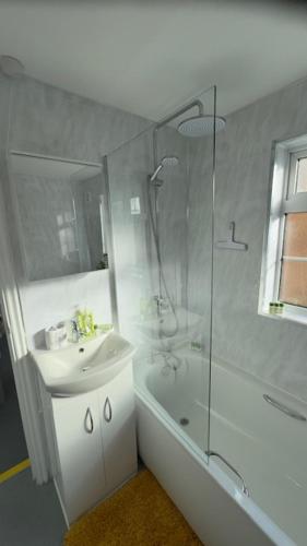 Et badeværelse på Olivia's Cosy Cottage