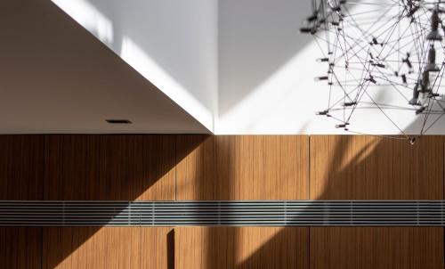 une pièce avec un mur en bois et un plafond avec des lumières dans l'établissement Portassa, à Sa Pobla