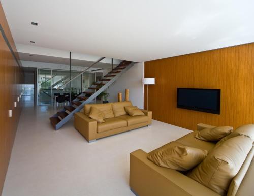 un salon avec deux canapés et une télévision dans l'établissement Portassa, à Sa Pobla