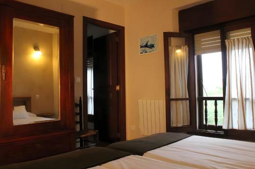 Postel nebo postele na pokoji v ubytování Casa Del Surf Somo