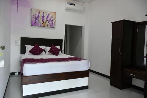 Un dormitorio con una cama y un televisor. en Jonathan`s way, en Negombo