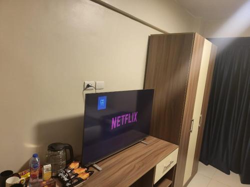 een flatscreen-tv zittend op een tafel bij The Tree Pyramids Inn in Caïro