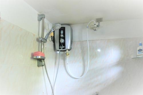 eine Dusche mit einem Haartrockner an der Wand in der Unterkunft Villa Heritance in Badulla