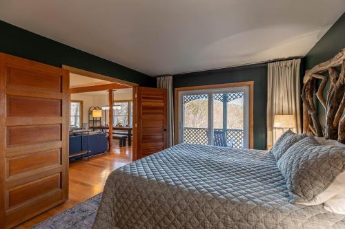 un dormitorio con una cama y un baño en Parkway Hideout, en Boone