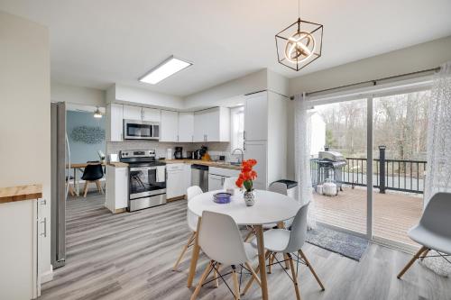 Η κουζίνα ή μικρή κουζίνα στο Spacious 5BR Home In Heart Of Poconos By Camelback Skiing Swimming Lake