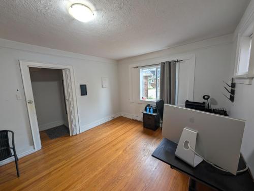 TV a/nebo společenská místnost v ubytování Central Downtown Kitchener Stay