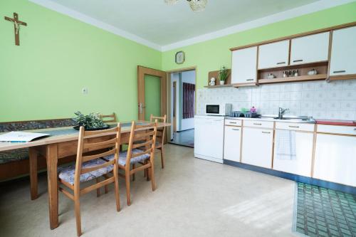 Kuchyň nebo kuchyňský kout v ubytování revLIVING Lodge Kleinstelzendorf Hollabrunn - 4 Schlafzimmer