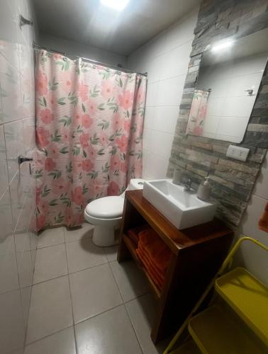 Ett badrum på Cabañas Pucontours