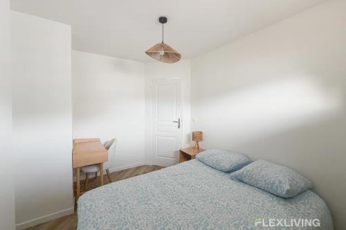 Ένα ή περισσότερα κρεβάτια σε δωμάτιο στο Idéal room in spacious T7 in Paris 20