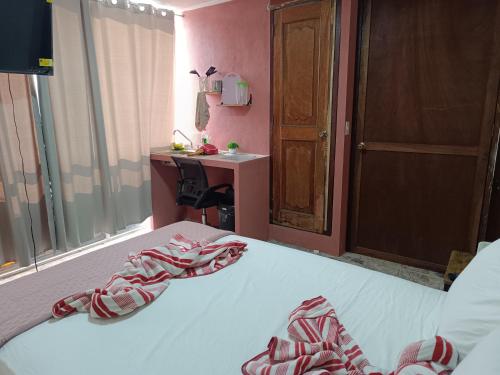 a bedroom with a bed with a dresser and a desk at Suite 103 Cordoba Centro con Estacionamiento in Córdoba
