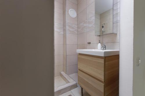 um banheiro com pia e chuveiro em Javor Residence Studio Apartman em Kostrena