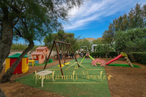 parco con parco giochi e altalena di Appartamenti Mirante a Campomarino