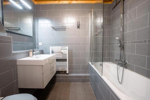 Koupelna v ubytování Magnifique Chalet CLEMALOU très grand confort 14-15 pers avec jacuzzi