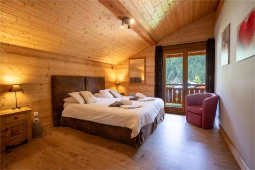 Postel nebo postele na pokoji v ubytování Magnifique Chalet CLEMALOU très grand confort 14-15 pers avec jacuzzi