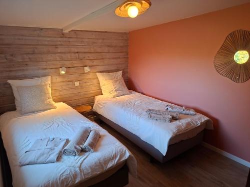 Postel nebo postele na pokoji v ubytování Violet Cottage et Spa Chalet 4P Nature et Cocooning